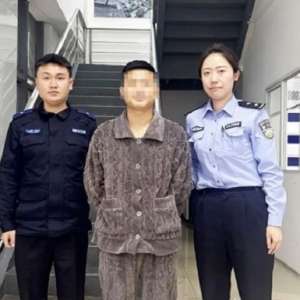 入戶走訪竟揪出“網(wǎng)逃” 女民警干得漂亮